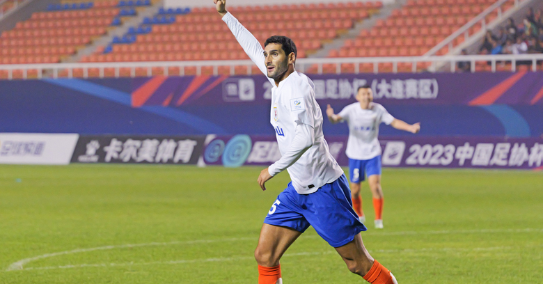 泰山队客场2-0胜大连人晋级足协杯决赛